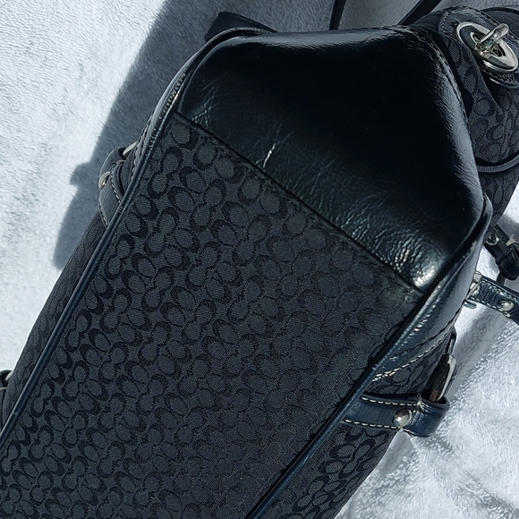 COACH black shoulder bag, zip top, multiple pockets. - Picture 10 of 14